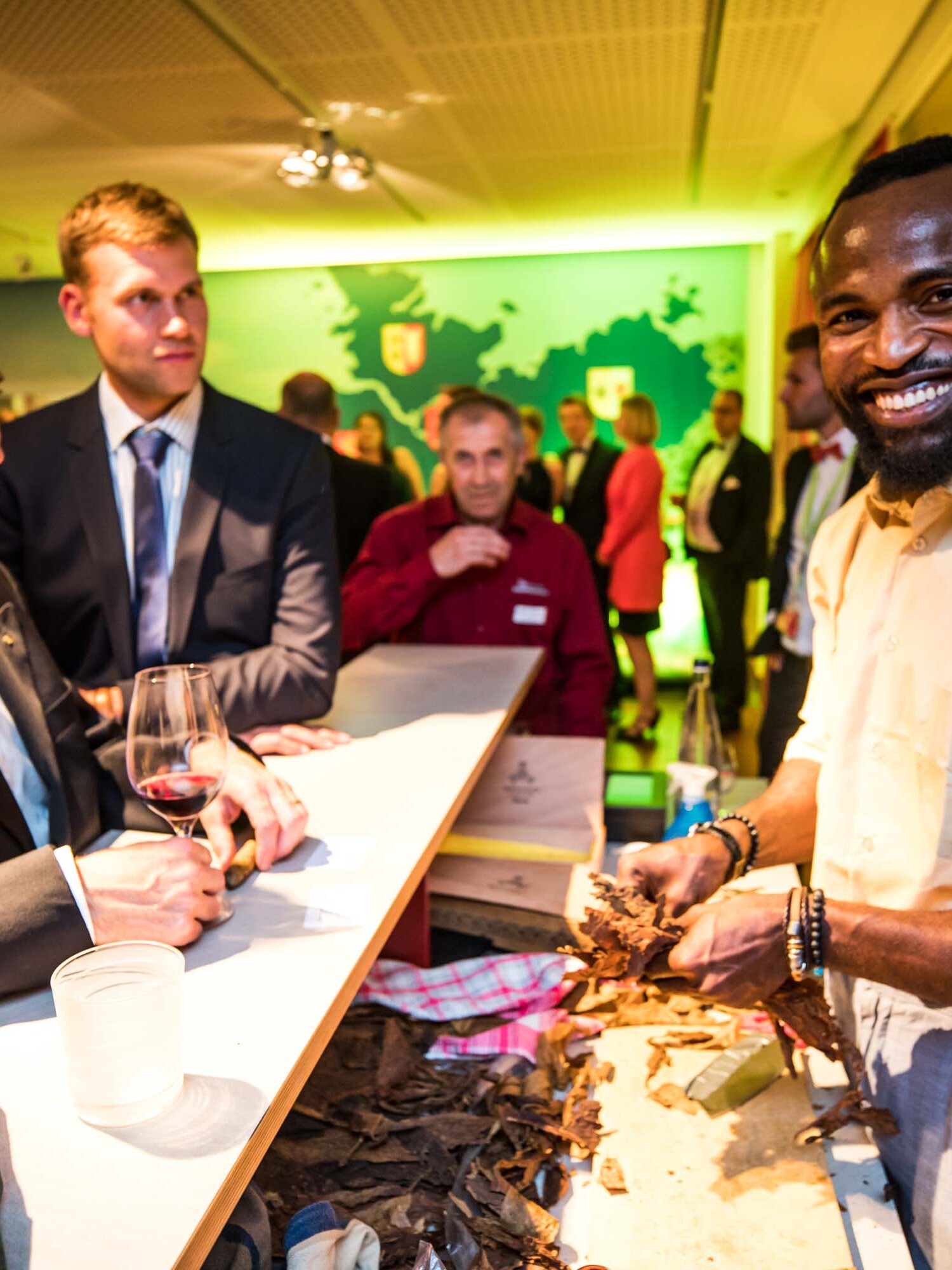 Zigarrenroller - Zigarrendreher | Handgemacht | Kubanische | Zigarren | Hochzeit | Messe | Gala | Event | Buchen | Mieten | Anfragen