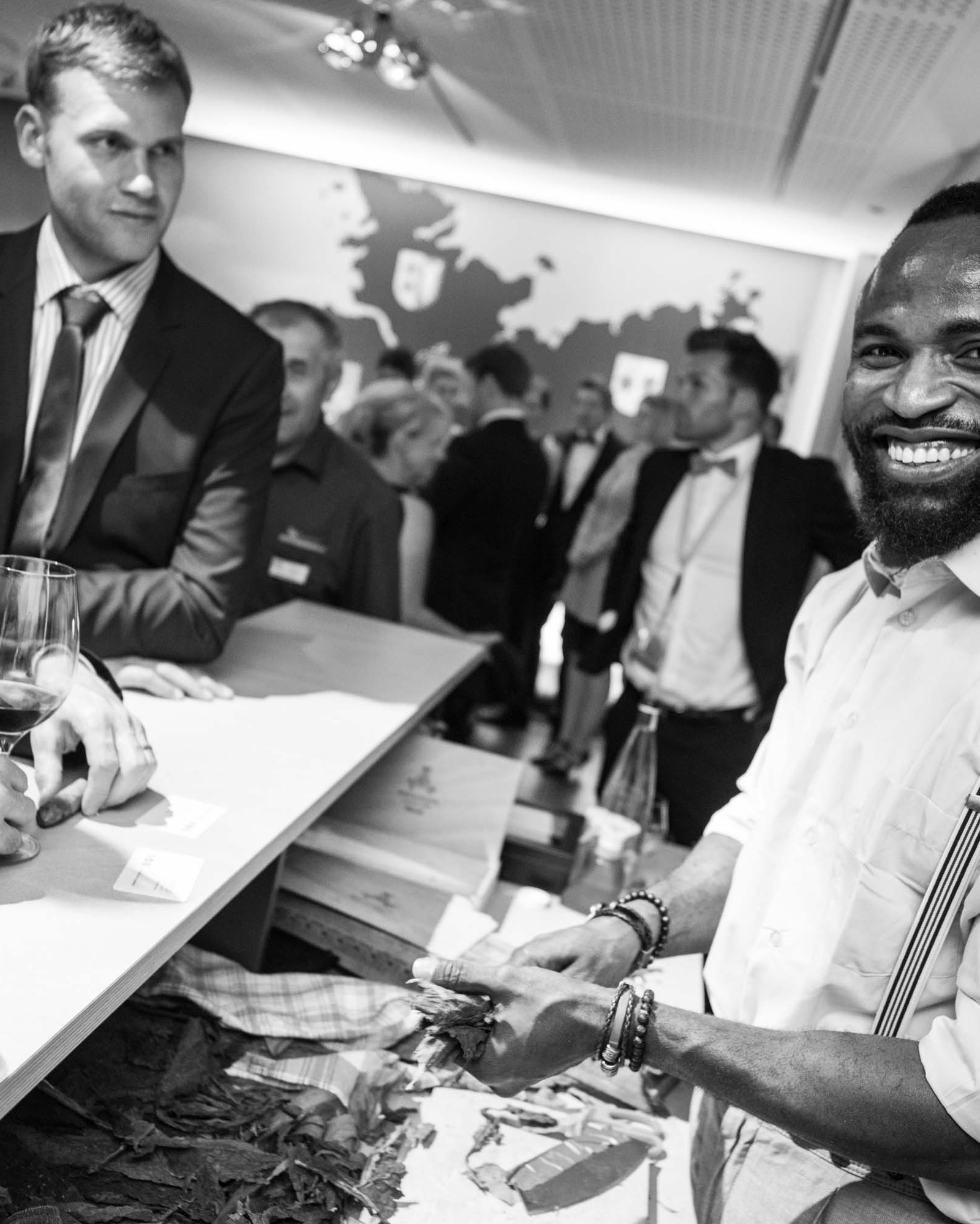 Zigarrenroller | Zigarrenmanufaktur | Zigarrendreher | Tabak | Lounge | Deckblatt | Umblatt | Mieten | Buchen | Event | Umblatt