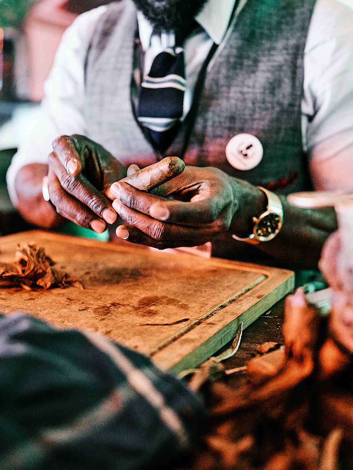 Zigarrenroller - Zigarrendreher | Zigarrenherstellung | Hochzeit | Messen | Gala | Event | Buchen | Mieten | Anfragen