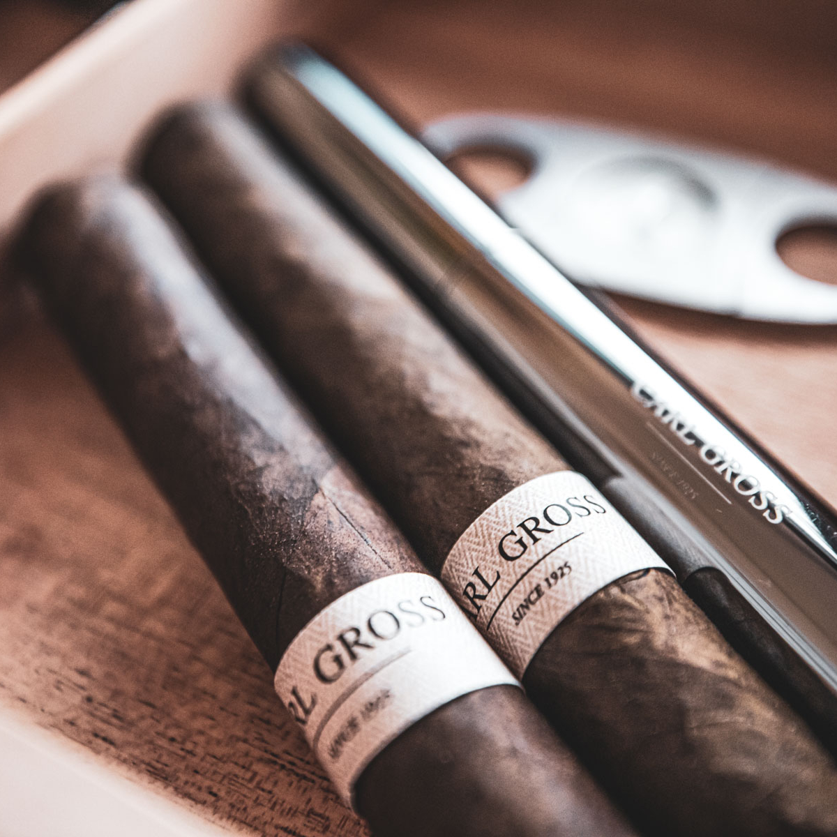 Handgerollte Zigarren mit Zigarrenschneider auf Tisch