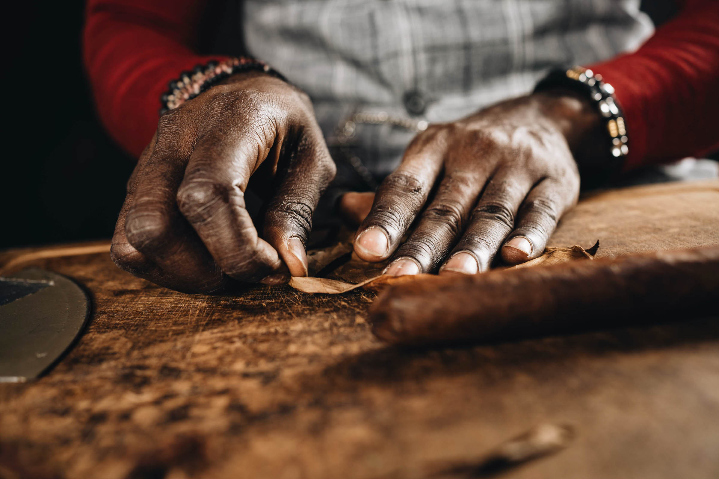 Zigarrendreher fertigt Zigarre per Hand auf Event