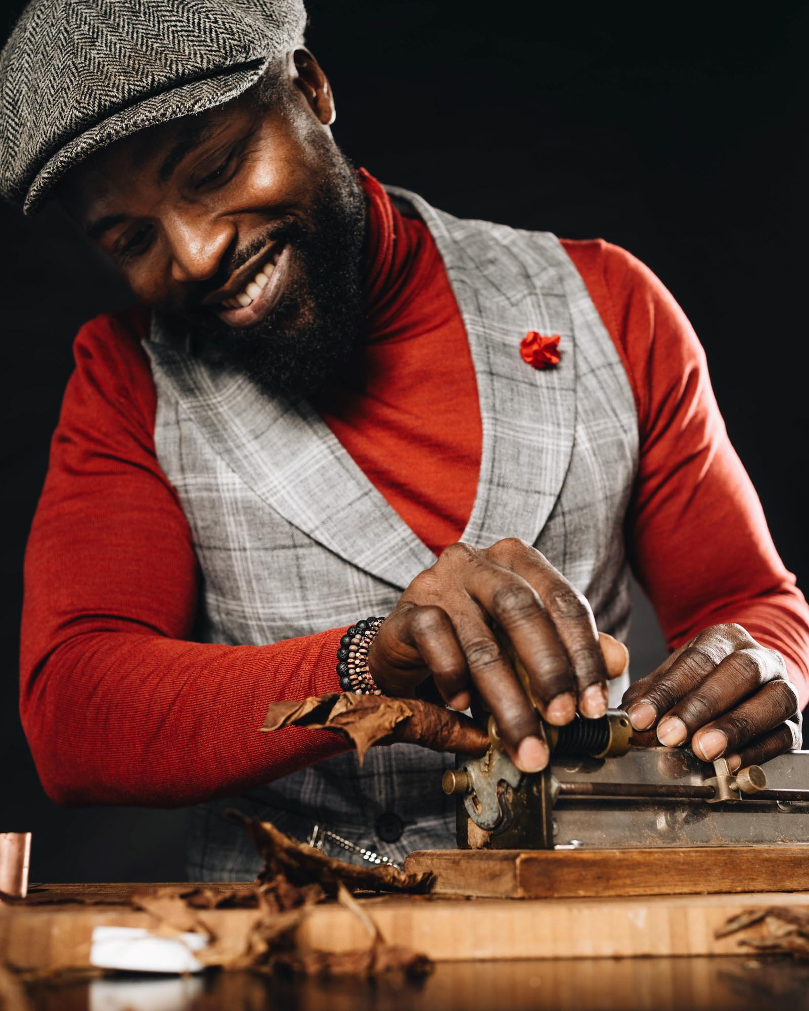 Zigarrendreher arbeitet an Zigarren Rollmaschine