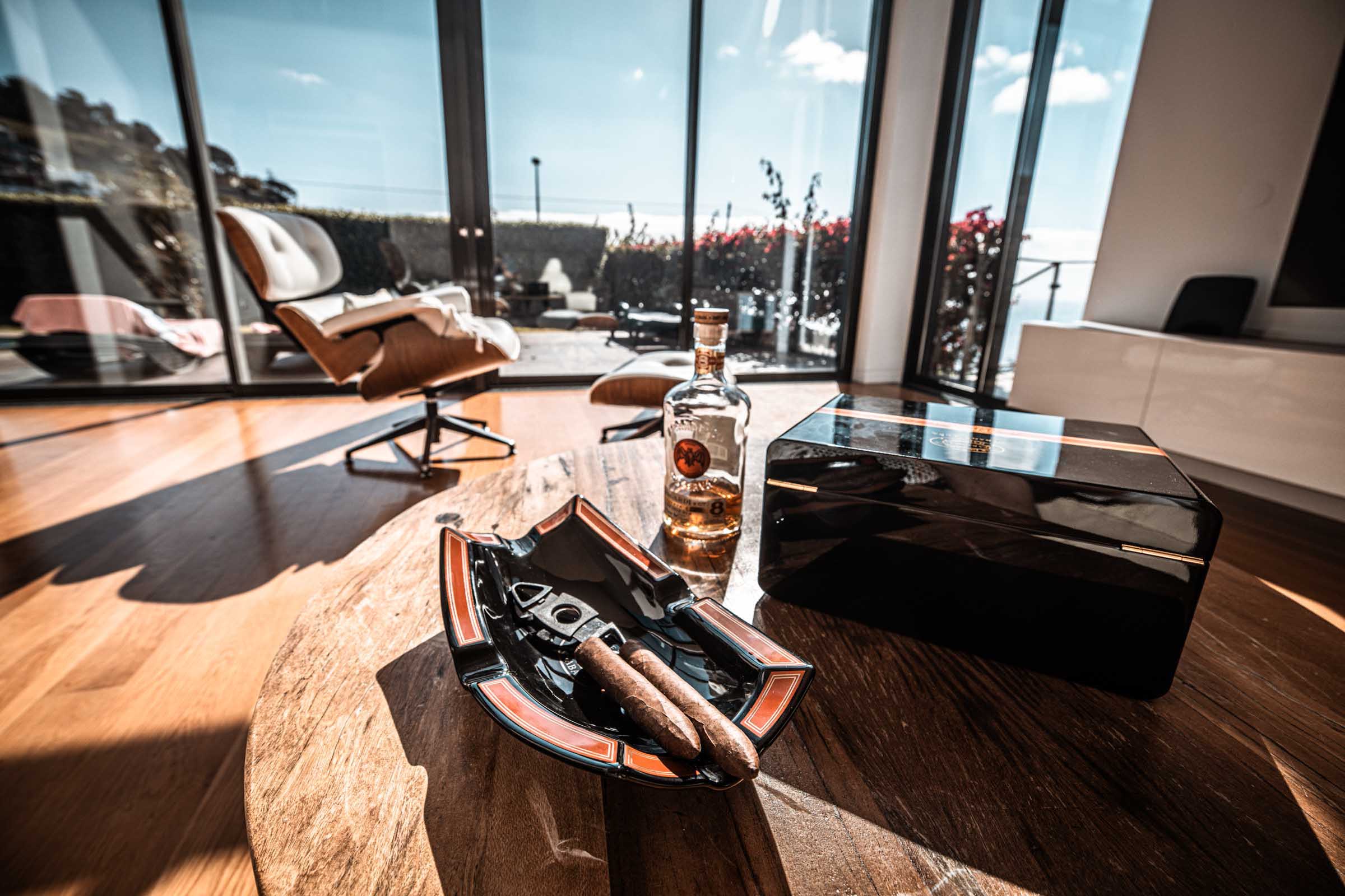 Zigarrendreher rollt Zigarren live auf einer Messe oder Promotion Event.